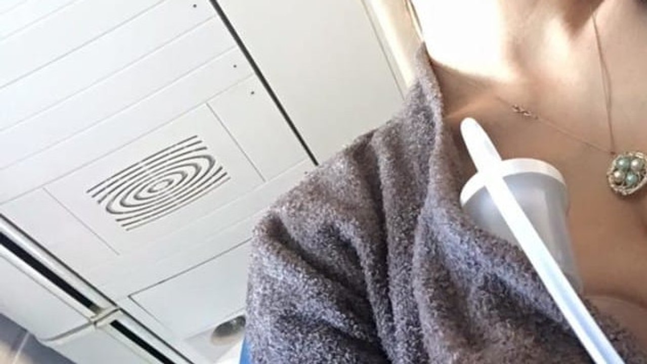 Sie pumpt Milch für ihre Drillinge im Flugzeug ab... Die Reaktion des Flugpersonals ist genial und macht die Runde im Netz