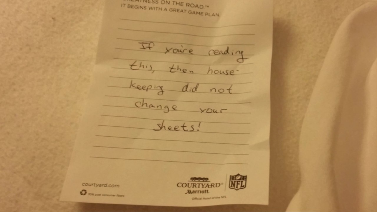 Er findet eine beängstigende und ekelerregende Nachricht im Bett seines Hotelzimmers