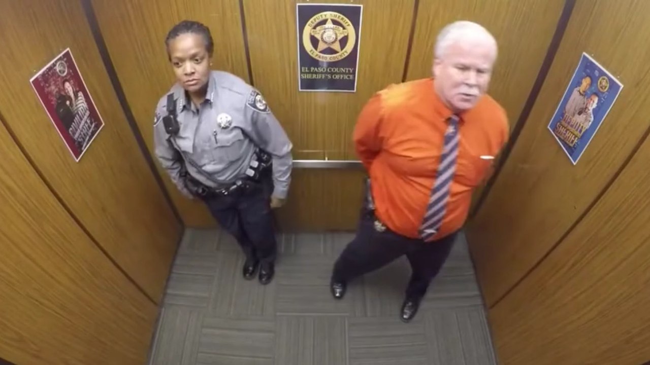 Überwachungskamera: So etwas sieht man selten in einem Aufzug!