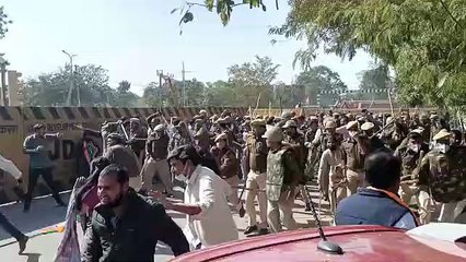 रीट : प्रदर्शनकारियों पर लाठीचार्ज