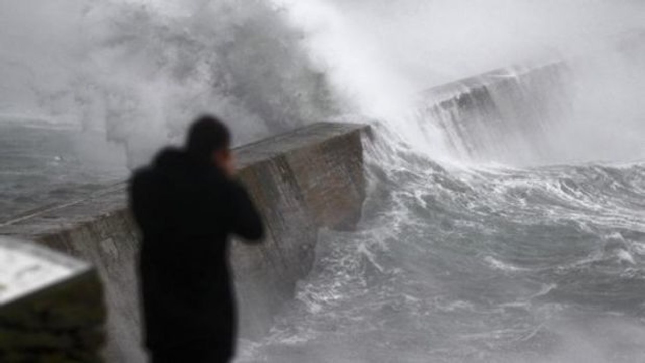 Ein Mann rettet ein Rentnerehepaar aus der tosenden Brandung