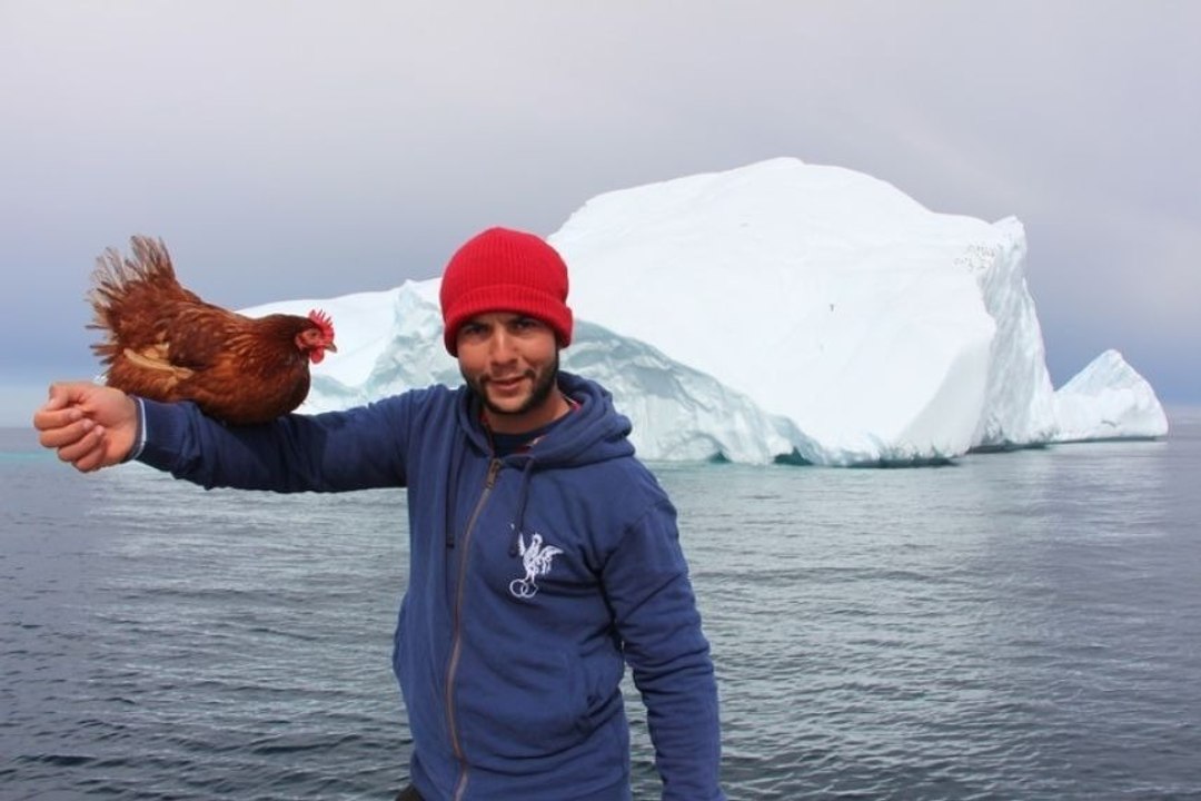 Dieser Franzose umsegelt die Welt mit Monique... seiner Henne!