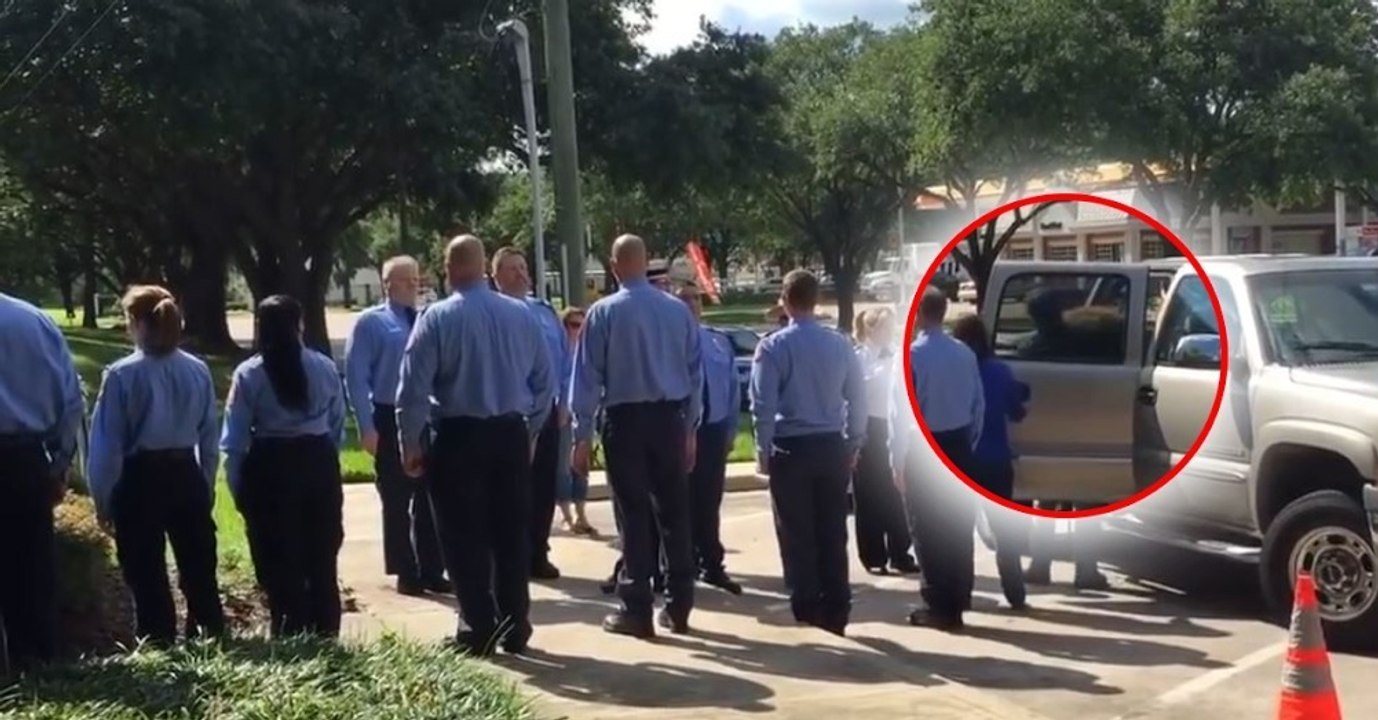 Das Ehrenspalier dieser Feuerbrigade wird Euch zu Tränen rühren!