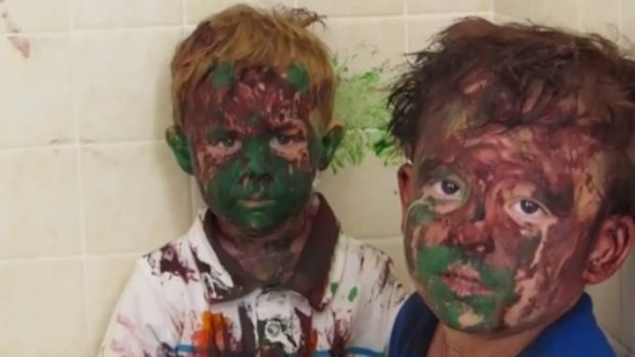 Die beiden Jungen haben eine Riesendummheit gemacht... Ihr Vater versucht, sie zu tadeln. Aber wie soll man dabei ernst bleiben?