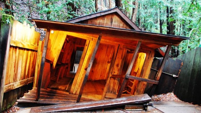 Mystery Spot: Das windschiefe Haus sieht schon von außen befremdend aus... Doch wenn man erst einmal drin ist, spielen alle Sinne verrückt!