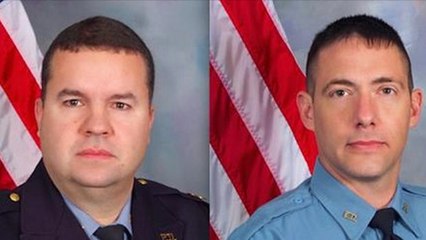 Polizisten können nicht glauben, was ihnen eine Jugendliche im Restaurant zusteckt