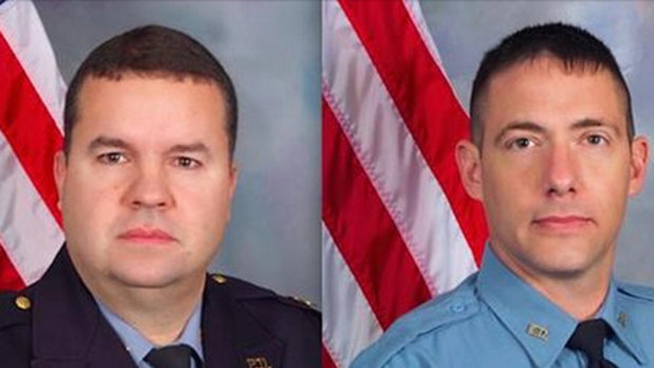 Polizisten können nicht glauben, was ihnen eine Jugendliche im Restaurant zusteckt