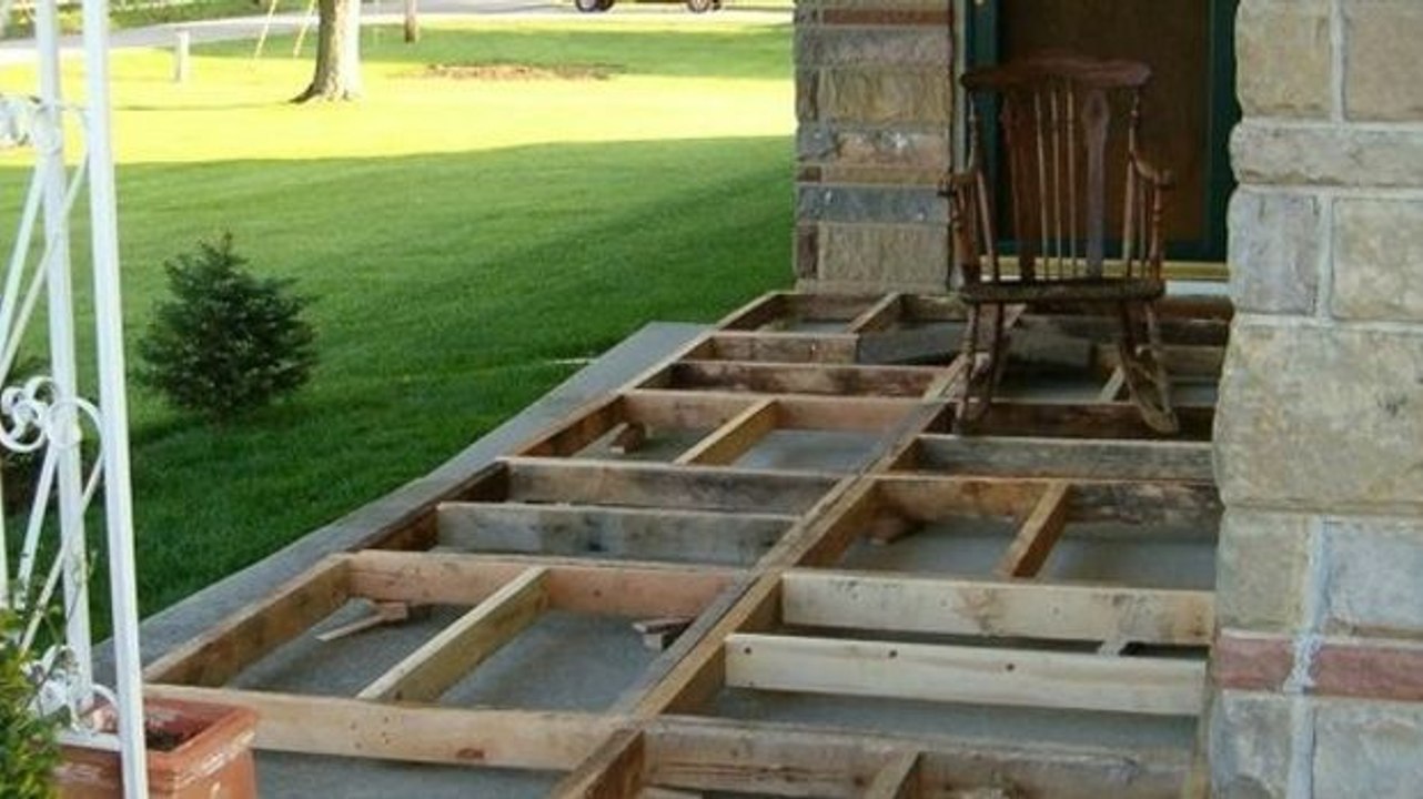 Ein Paar verwendet Holzpaletten, um eine wunderschöne Terrasse zu bauen