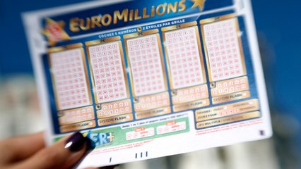 Weil sie dachte, iin einem Glücksspiel gewonnen zu haben, gab sie ihr ganzes Geld aus