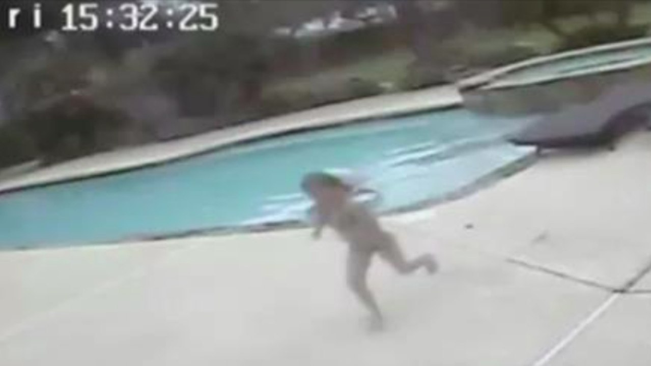 Eine Fünfjährige sieht ihre Mutter bewegungslos im Pool und rettet ihr das Leben