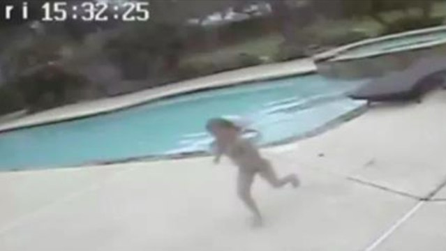 Eine Fünfjährige sieht ihre Mutter bewegungslos im Pool und rettet ihr das Leben