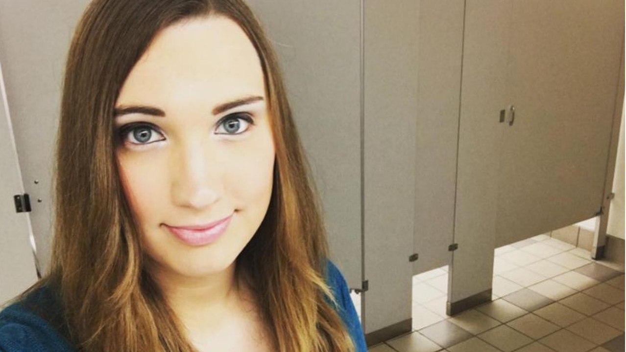 Sarah McBride ist ein Transgender, nimmt ein Bild in einer öffentlichen Toilette auf und wird so zur Heldin einer ganzen Community
