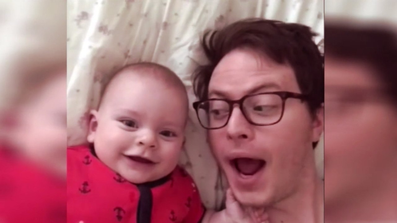 Eine Mutter musste ihr Baby mit Papa allein zu Hause lassen... Doch Papa hat ihr ein tolles Video zusammengeschnitten, um sie zu trösten