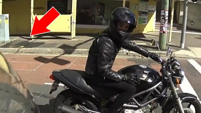 Dieser Motorradfahrer begegnet an einer Ampel der Frau seiner Träume... Doch dann kommt alles anders als erhofft!