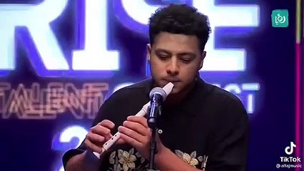 Cet artiste fait du beatbox en jouant de la flute... juste génial