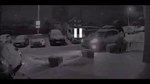 Une famille à 2 doigts de se faire écraser par un bloc de neige... Chanceux