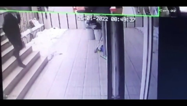 Il chute dans les escaliers et ce qui se passe est dingue...