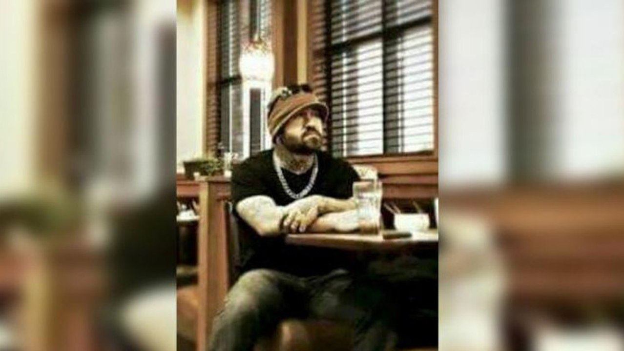 Er setzt sich in ein Restaurant, bestellt nichts, doch bezahlt die Zeche der anderen Gäste... Der Grund dafür ist herzbewegend!