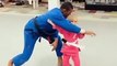 Une fillette bat ce professeur d'arts martiaux... trop mignon