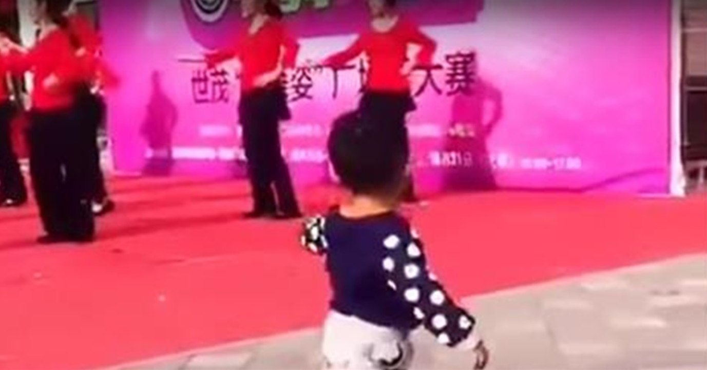 Ein kleiner Junge ahmt die Choreografie der Tänzerinnen auf der Bühne nach und stiehlt ihnen beinahe die Show!