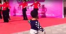 Ein kleiner Junge ahmt die Choreografie der Tänzerinnen auf der Bühne nach und stiehlt ihnen beinahe die Show!