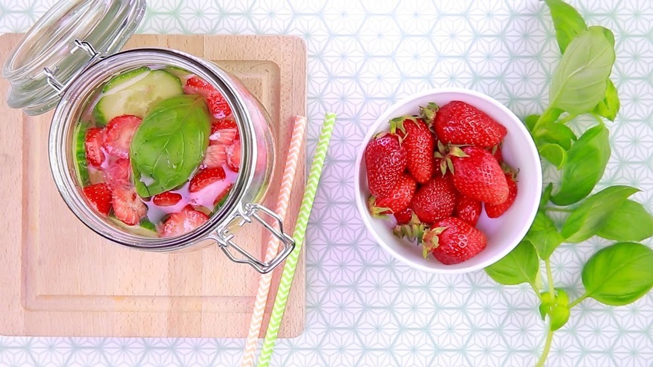 Rezept: Erfrischendes Erdbeer-Gurke-Basilikum-Wasser