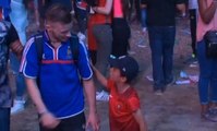 Ein kleiner Junge und Anhänger Portugals tröstet einen französischen Fan