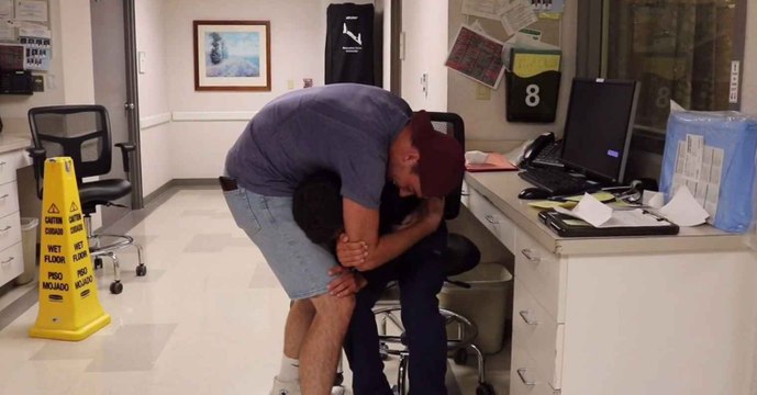 Er filmt die Reaktion seines kranken Freundes, als er ihm ankündigt, dass er ihm eine Niere spendet