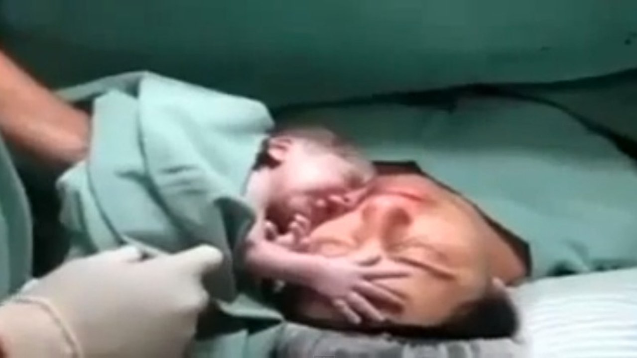Dieses Baby wurde gerade geboren. Die Liebe zu seiner Mutter ist bereits unzerstörbar.