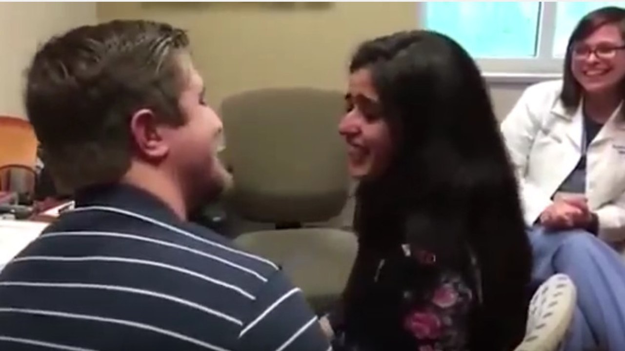 Er macht seiner Freundin einen Antrag, als sie zum ersten Mal in ihrem Leben hören kann