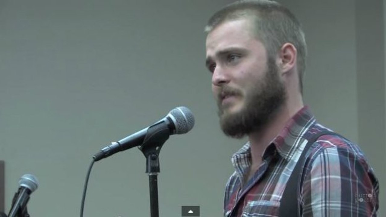 Dieser Slam-Vortrag eines jungen Mannes mit Zwangsstörungen sorgt für Gänsehaut