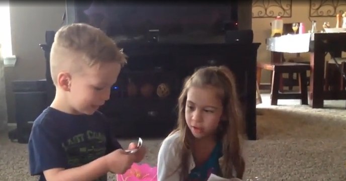 Ein Bruder und seine Schwester erfahren, dass ihre Mutter schwanger ist. Wie werden sie reagieren?