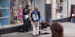 In Liverpool versuchte eine Passantin einen Straßenmusiker zu vertreiben... Doch dann kommt es ganz anders!