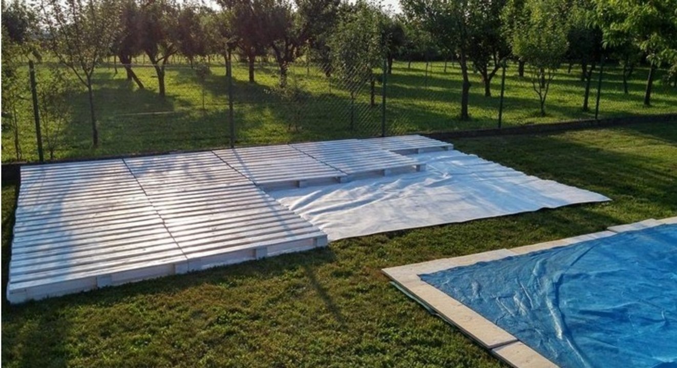 Fünf Freundinnen bauen sich eine flotte Paletten-Terrasse