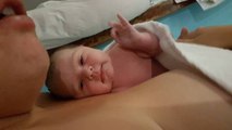 Dieses Baby zeigt seinem Vater nach seiner Geburt das Tauchzeichen für „OK“, dass alles gut ist