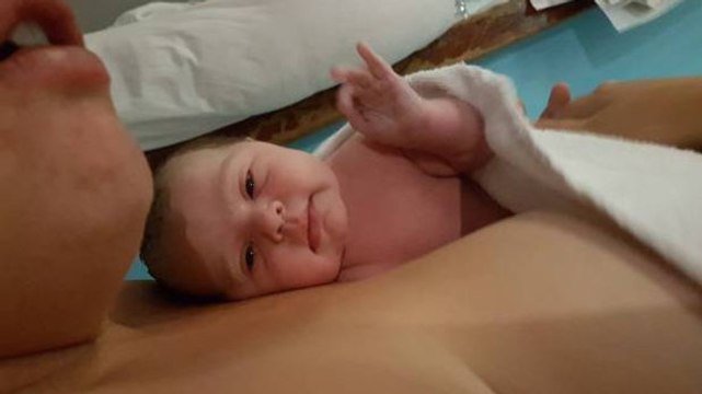 Dieses Baby zeigt seinem Vater nach seiner Geburt das Tauchzeichen für „OK“, dass alles gut ist