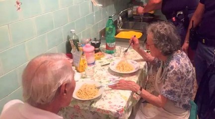 In Rom kochen Polizisten Sphaghetti für ein einsames altes Ehepaar... Eine rührende Geste!
