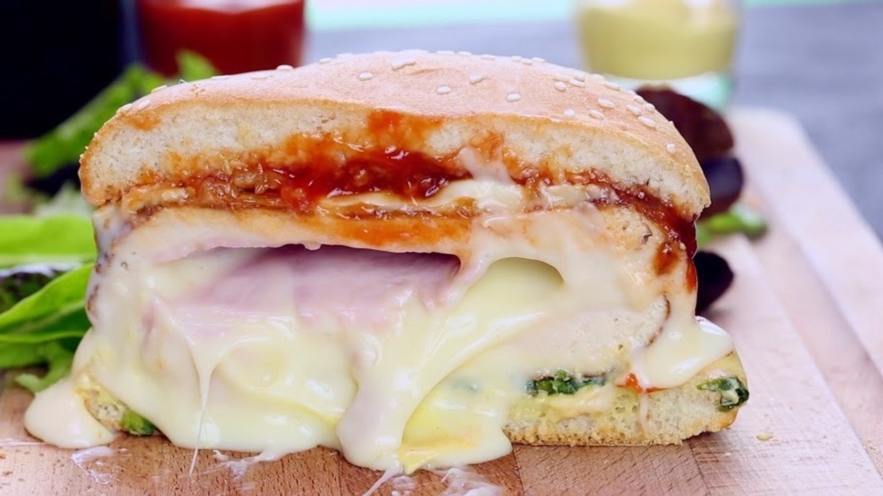 Hausgemachter Burger mit gefüllter Hähnchenfrikadelle