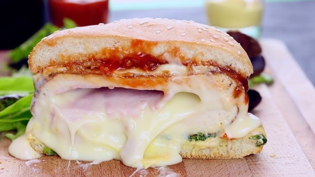 Hausgemachter Burger mit gefüllter Hähnchenfrikadelle