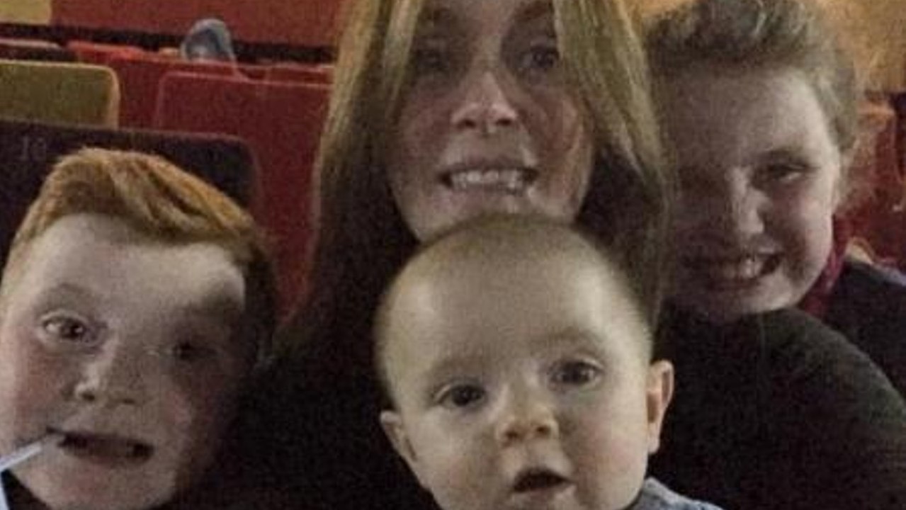 Diese Mutter von drei Kindern macht ein Familien-Selfie im Kino... und erwischt einen Geist