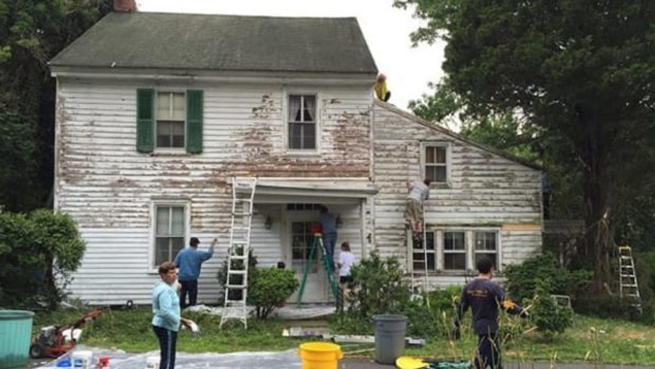 Ein junges Paar macht etwas ganz Besonderes für ihre verschuldeten Nachbarn