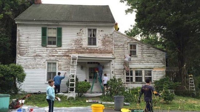 Ein junges Paar macht etwas ganz Besonderes für ihre verschuldeten Nachbarn