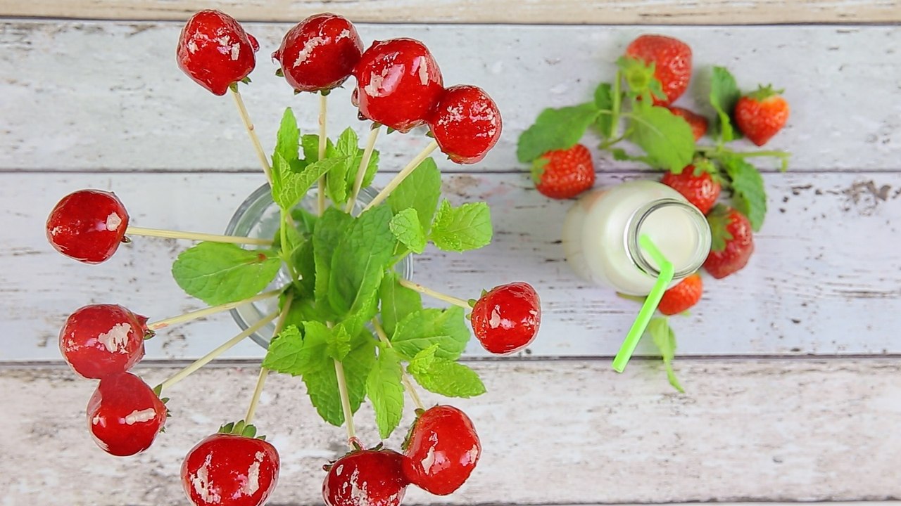 Kandierte erdbeeren: ein bisschen liebe zum kaffee