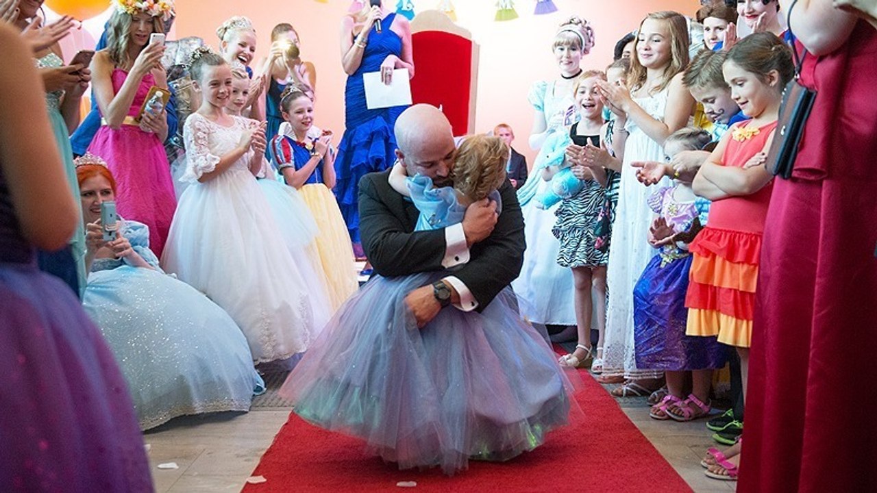 Diese Eltern bereiten ihrer kleinen Tochter eine wunderschöne Überraschung für ihre letzte Geburtstagsparty