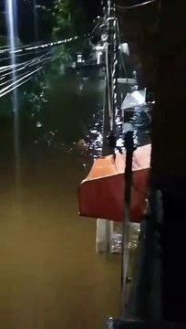 Qualquer inundação para um casal apaixonado é uma espécie de Lagoa Azul