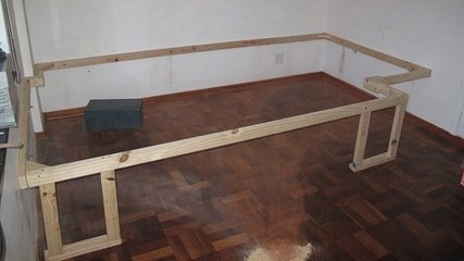 Dieses Gestell ist der Anfang einer genialen Idee. Am Ende stehen Raumgewinn und mehr Komfort!