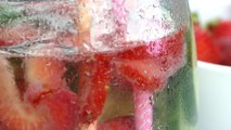 Herrlich erfrischendes Erdbeere-Gurke-Limetten-Wasser