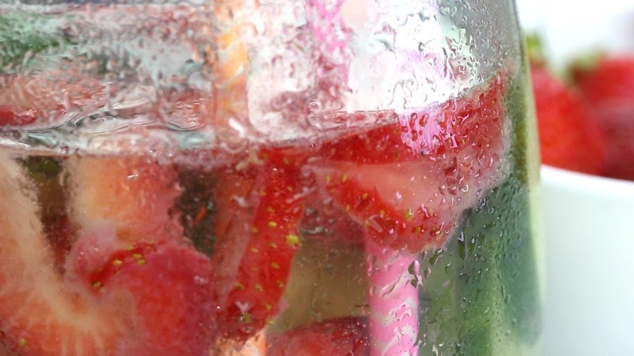 Herrlich erfrischendes Erdbeere-Gurke-Limetten-Wasser