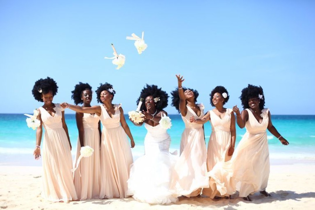 Diese Braut bat ihre Brautjungfern bei ihrer Hochzeit, ihr natürliches Haar zu tragen