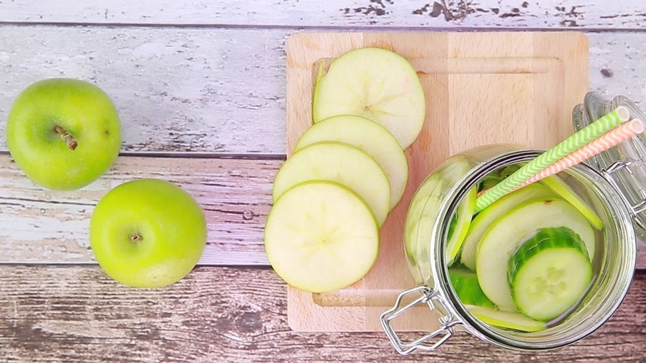 Rezept: Erfrischendes Apfel-Gurke-Minze-Wasser